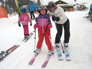 Mum and daughter on skis in chatel france